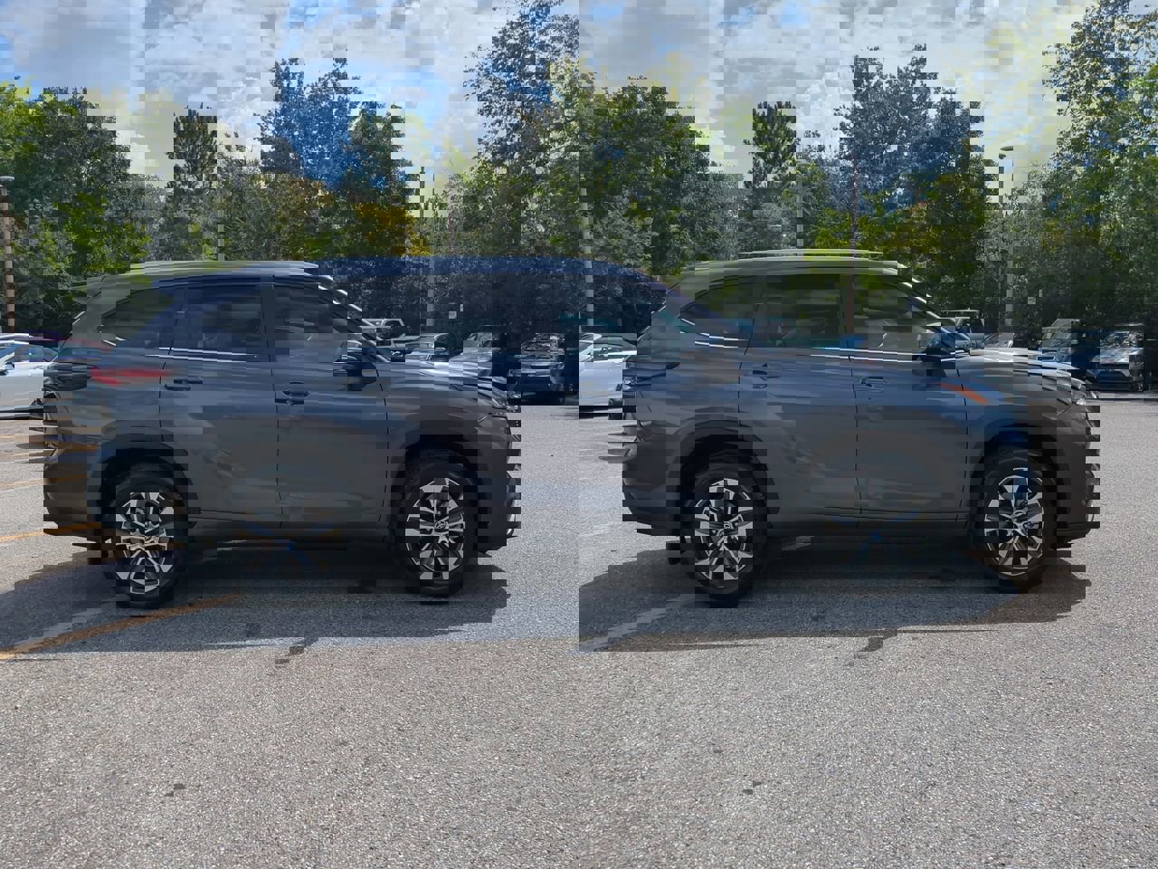 2025 Toyota Highlander XLE photo 2