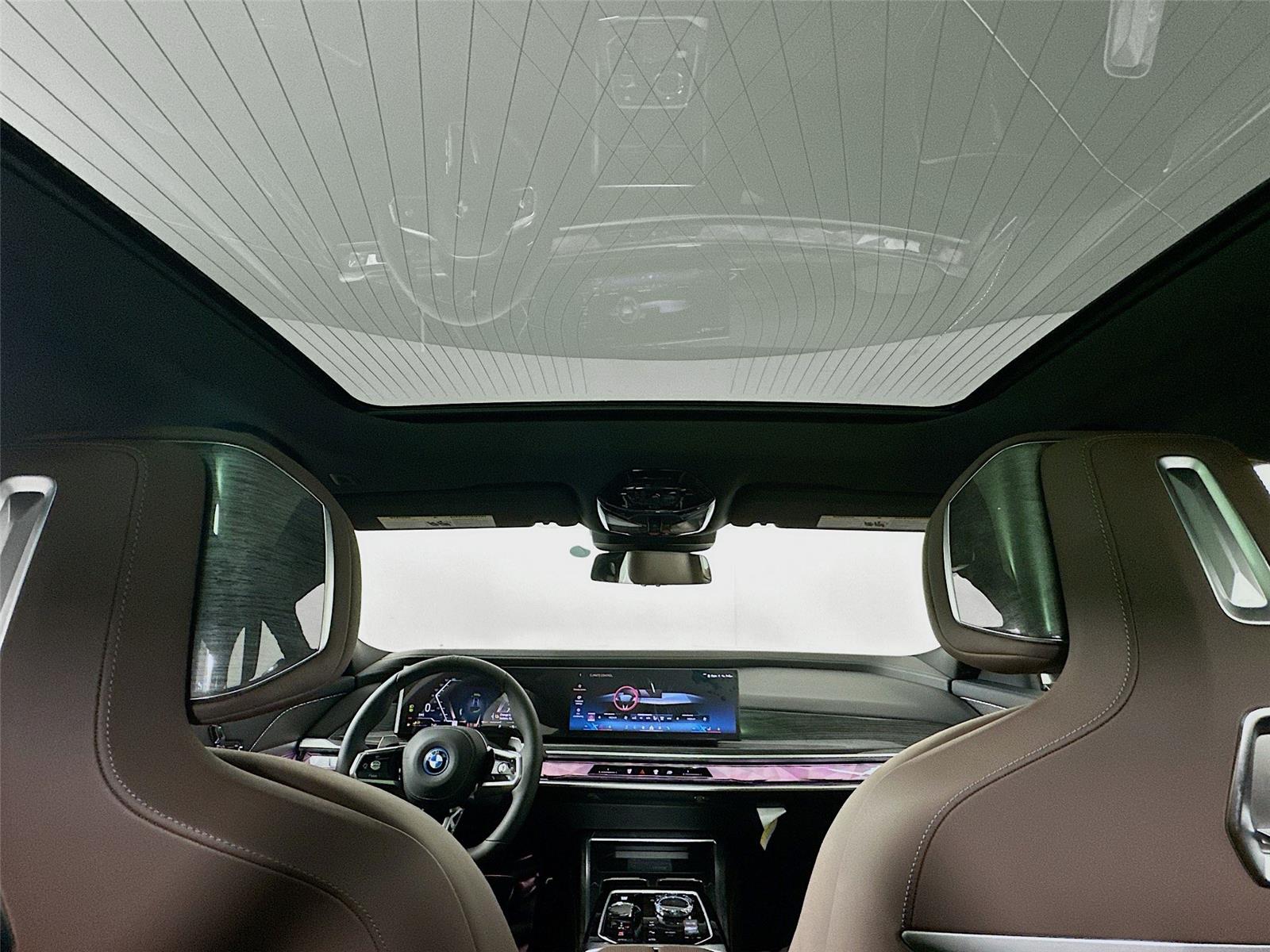 2026 Bmw 750e photo 21