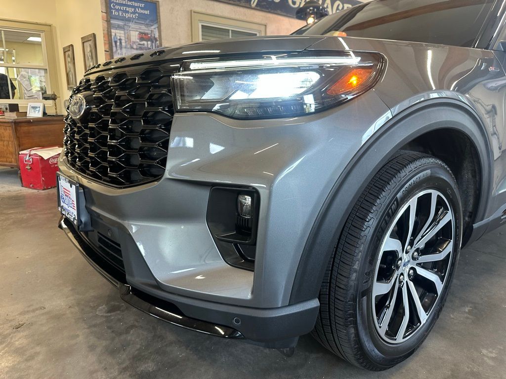 2025 Ford Explorer ST-Line photo 3