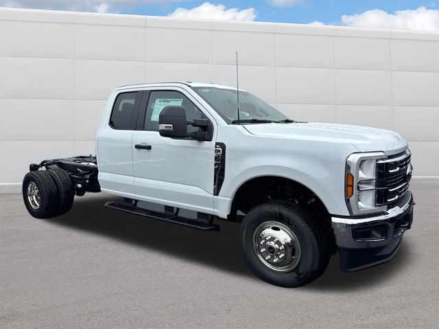 2025 Ford F-350 XL photo 2