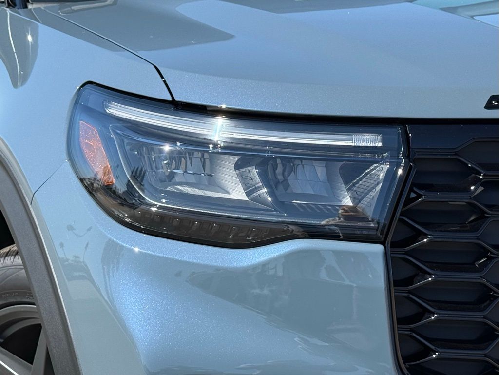 2025 Ford Explorer ST-Line photo 2