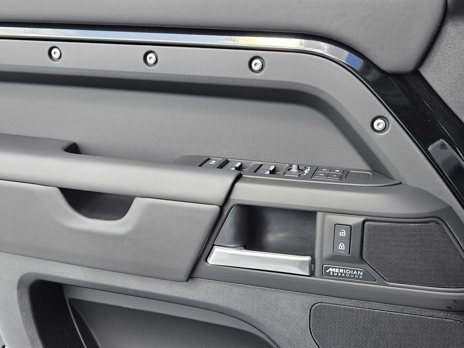 2025 Land Rover Defender 130 X-Dynamic SE photo 20
