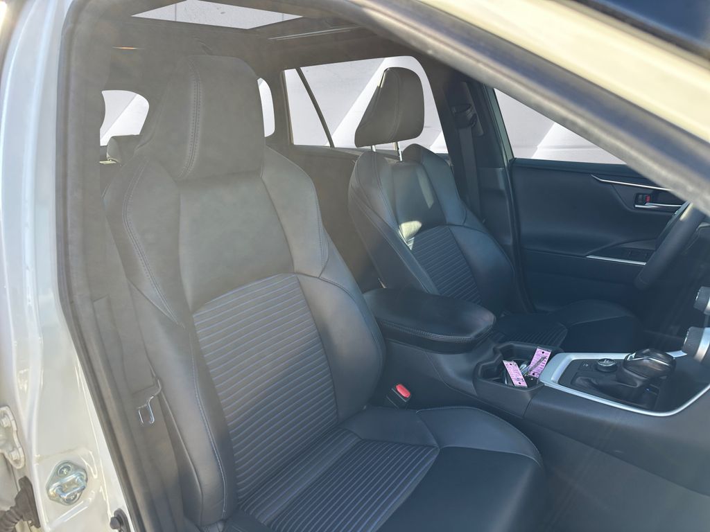 2020 Toyota RAV4 Hybrid XSE photo 13