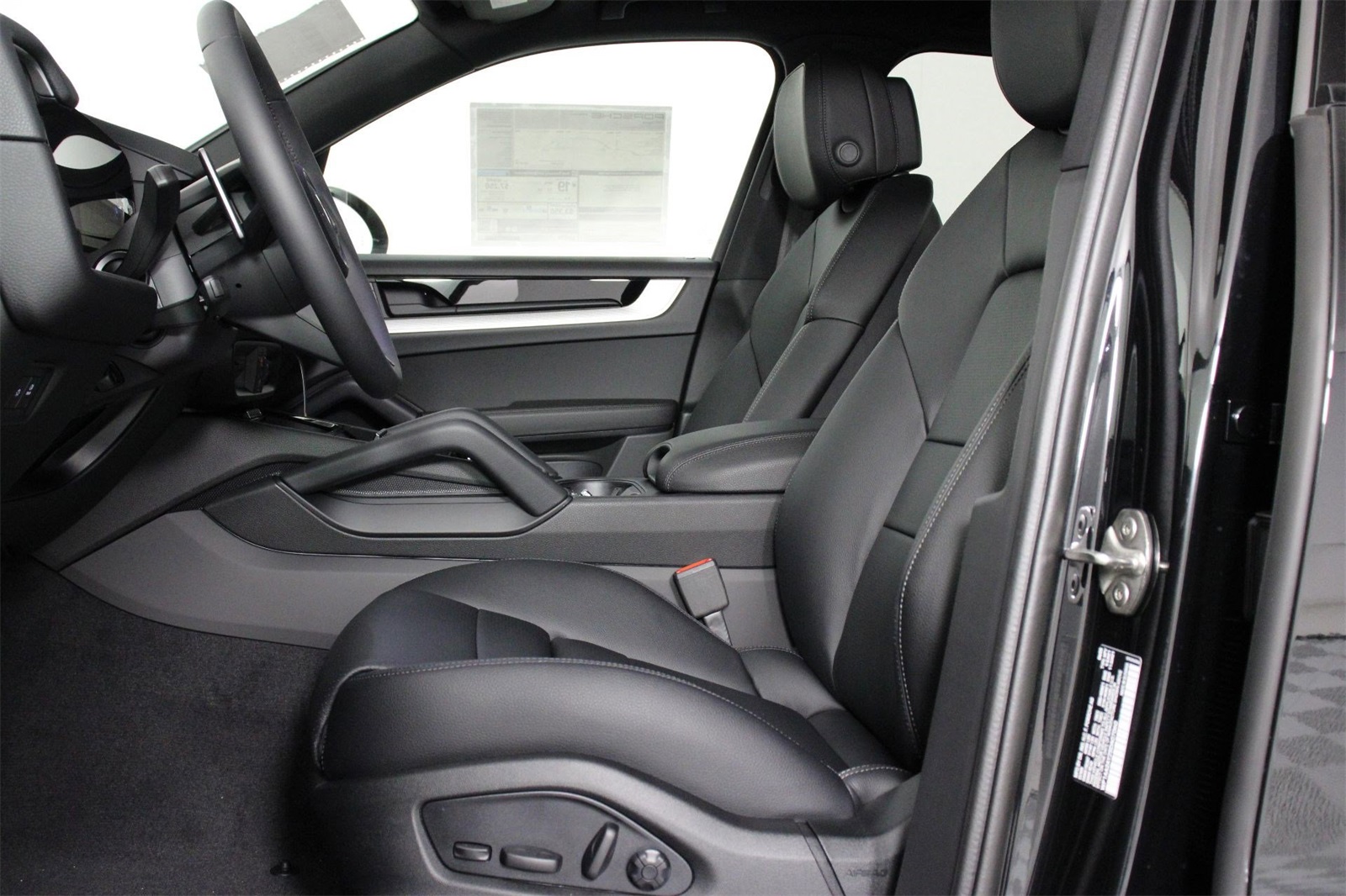 2025 Porsche Cayenne photo 4