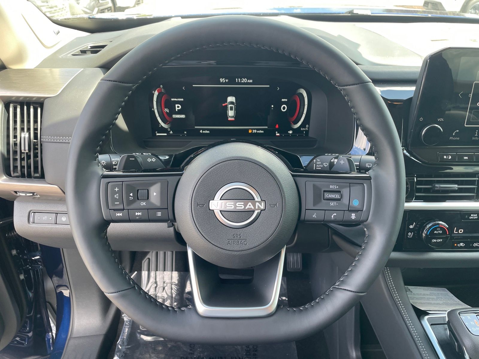 2025 Nissan Pathfinder Platinum photo 10
