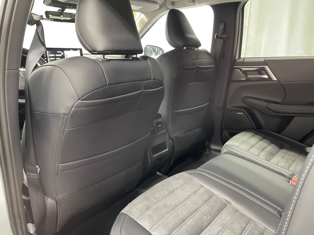 2025 Mitsubishi Outlander SE photo 23