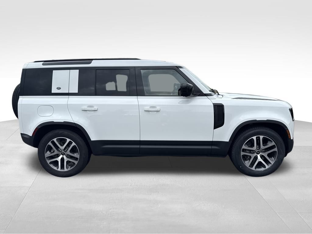 2024 Land Rover Defender 110 S photo 5