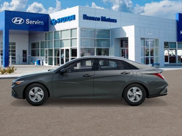2025 Hyundai Elantra SE photo 2