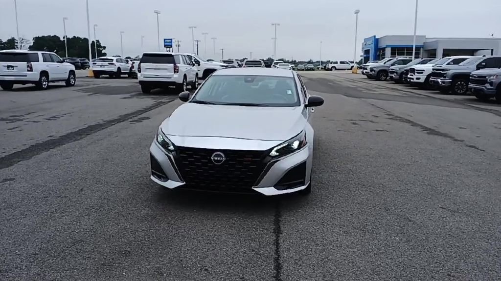 2024 Nissan Altima 2.5 SR photo 3