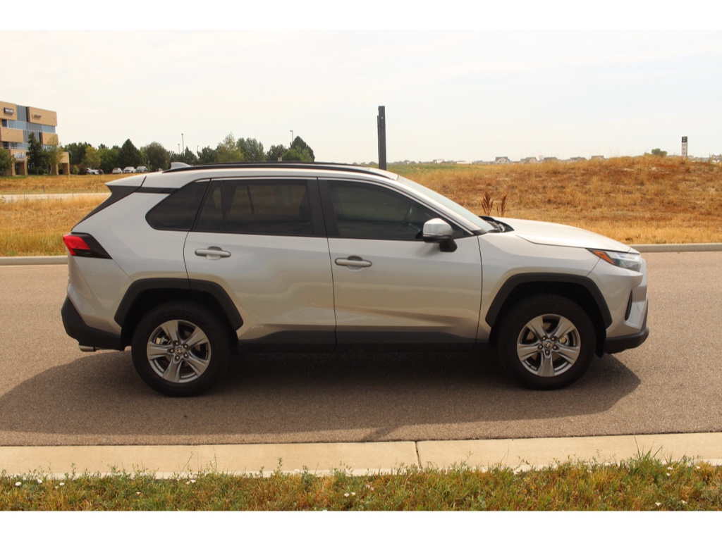 2023 Toyota RAV4 Hybrid XLE photo 3
