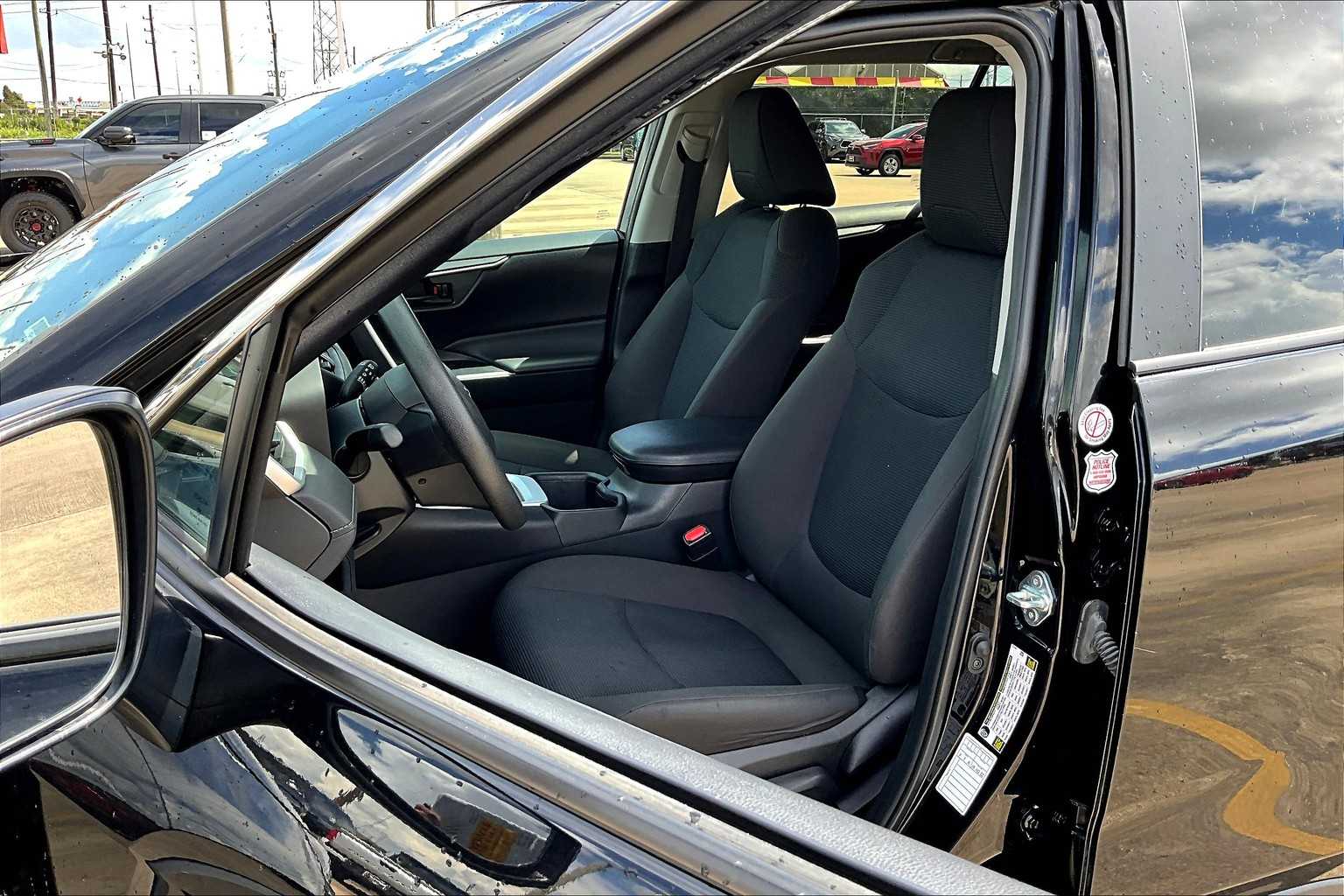 2024 Toyota RAV4 LE photo 7
