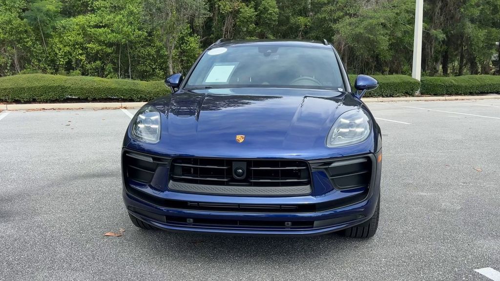 2025 Porsche Macan Base photo 3