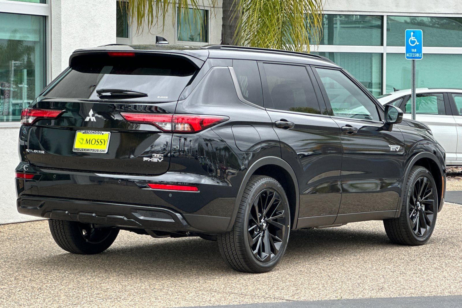 2025 Mitsubishi Outlander PHEV SEL photo 4