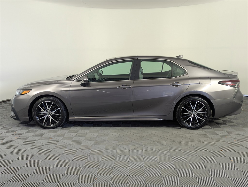 2022 Toyota Camry SE photo 3