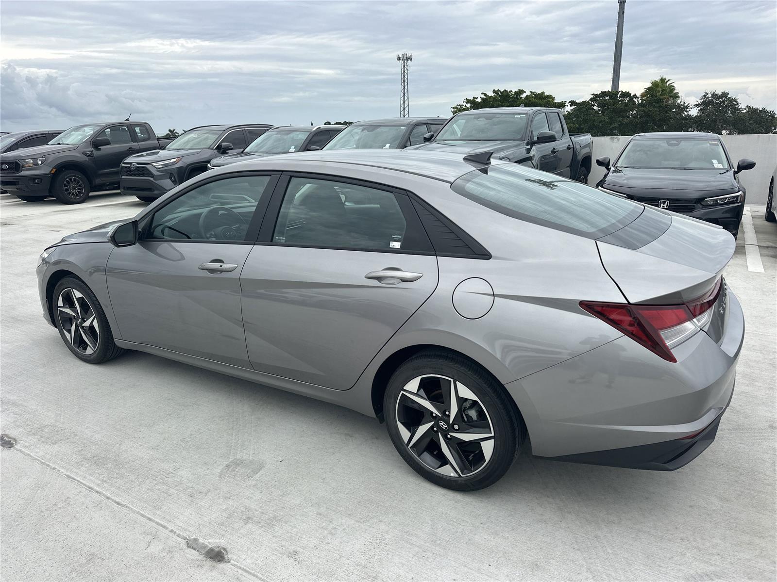 2023 Hyundai Elantra SEL photo 5