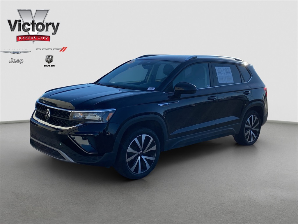 2024 Volkswagen Taos SE photo 2
