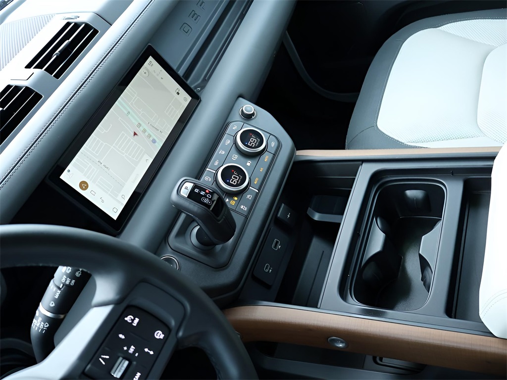 2024 Land Rover Defender 110 X-Dynamic SE photo 15