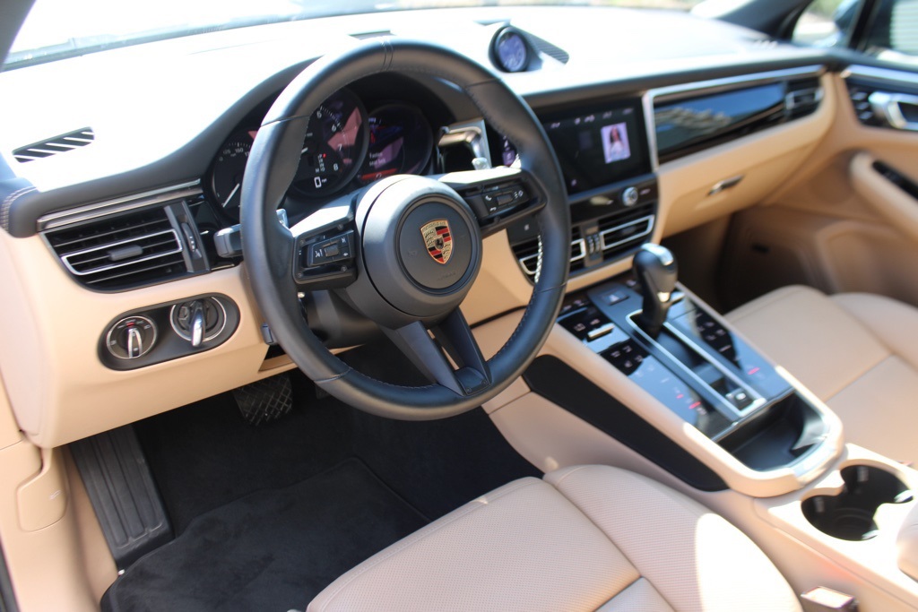2025 Porsche Macan T photo 4