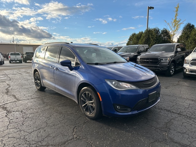 2020 Chrysler Pacifica Touring L photo 2