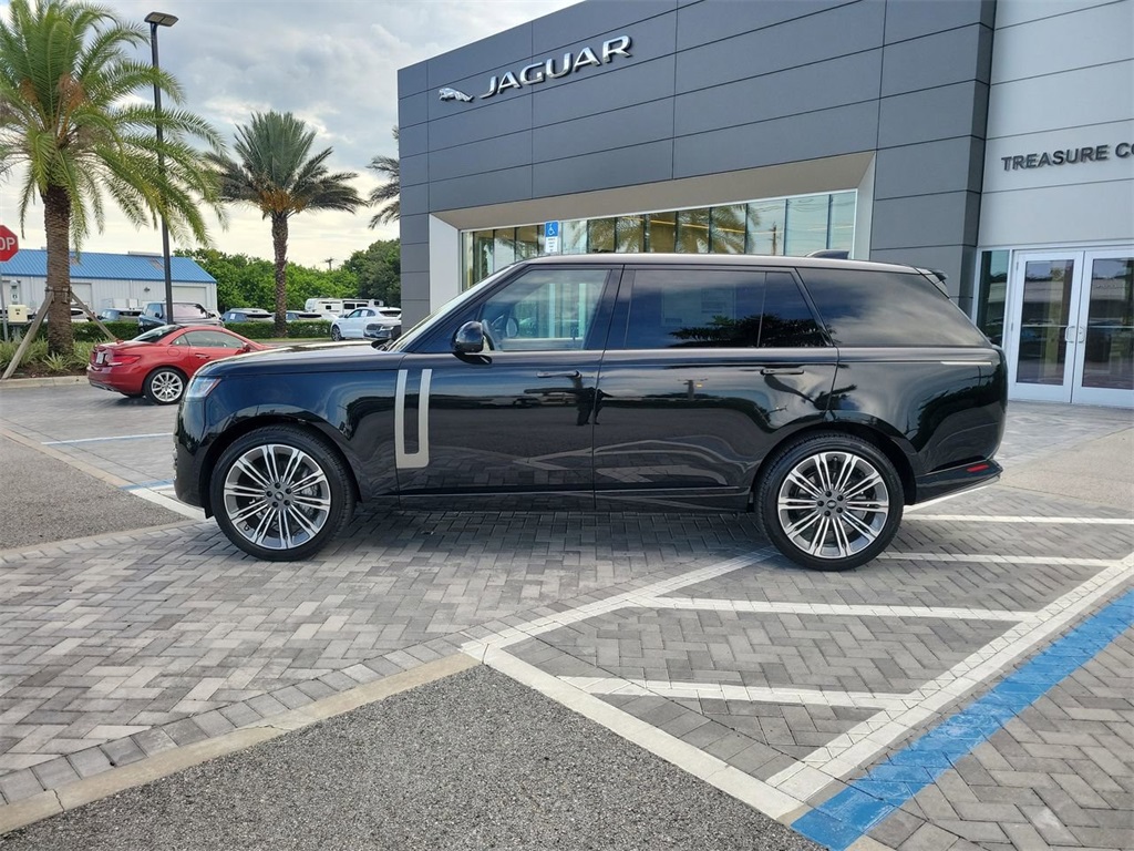 2025 Land Rover Range Rover SE photo 2