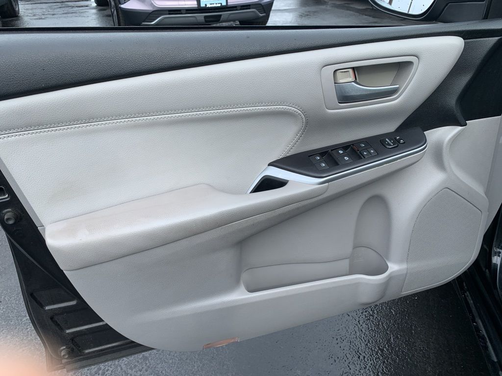 2015 Toyota Camry XLE photo 9