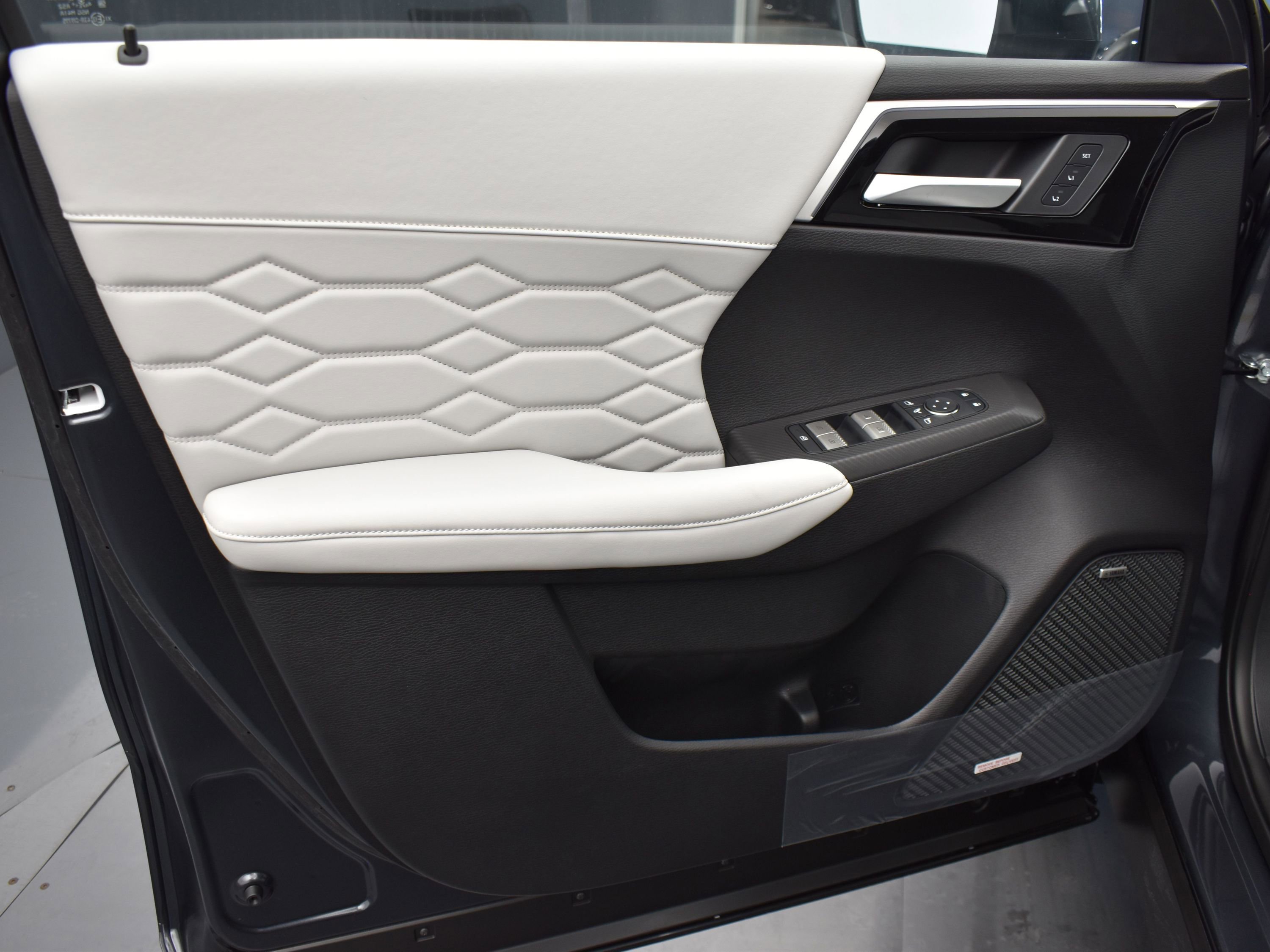 2025 Mitsubishi Outlander SEL photo 9