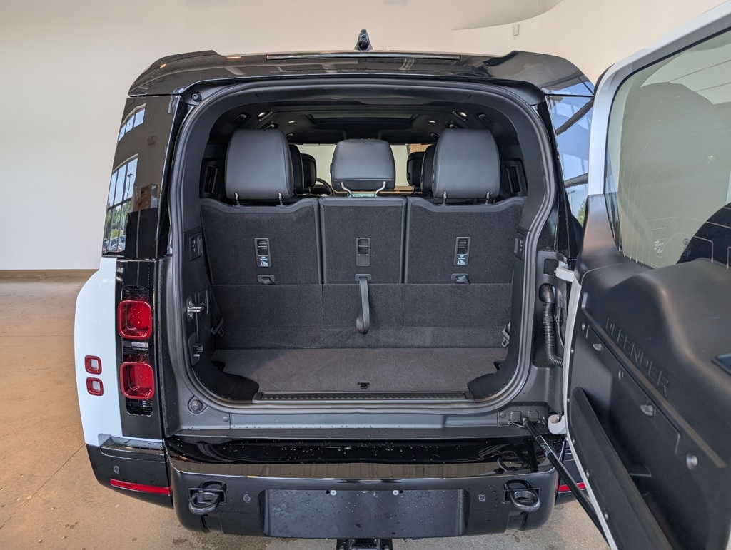 2025 Land Rover Defender 130 X photo 5