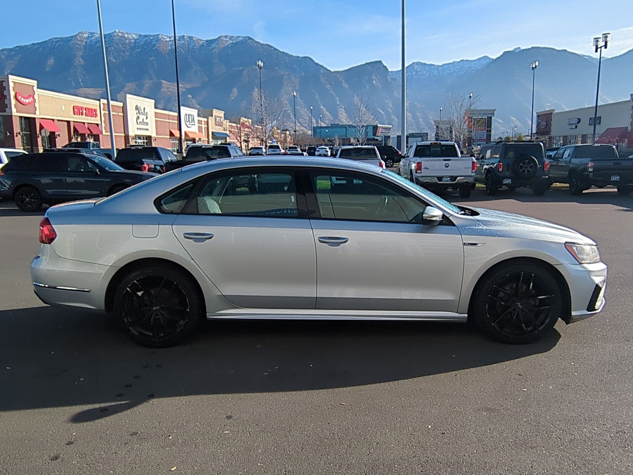 2018 Volkswagen Passat R-Line photo 2