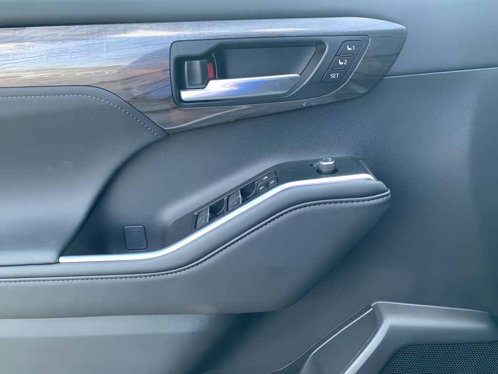 2025 Toyota Highlander Platinum photo 10