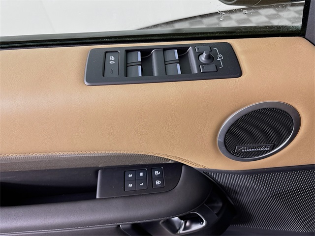 2025 Land Rover Discovery Metropolitan Edition photo 17