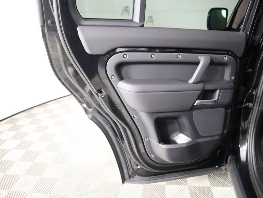 2025 Land Rover Defender 110 S photo 25