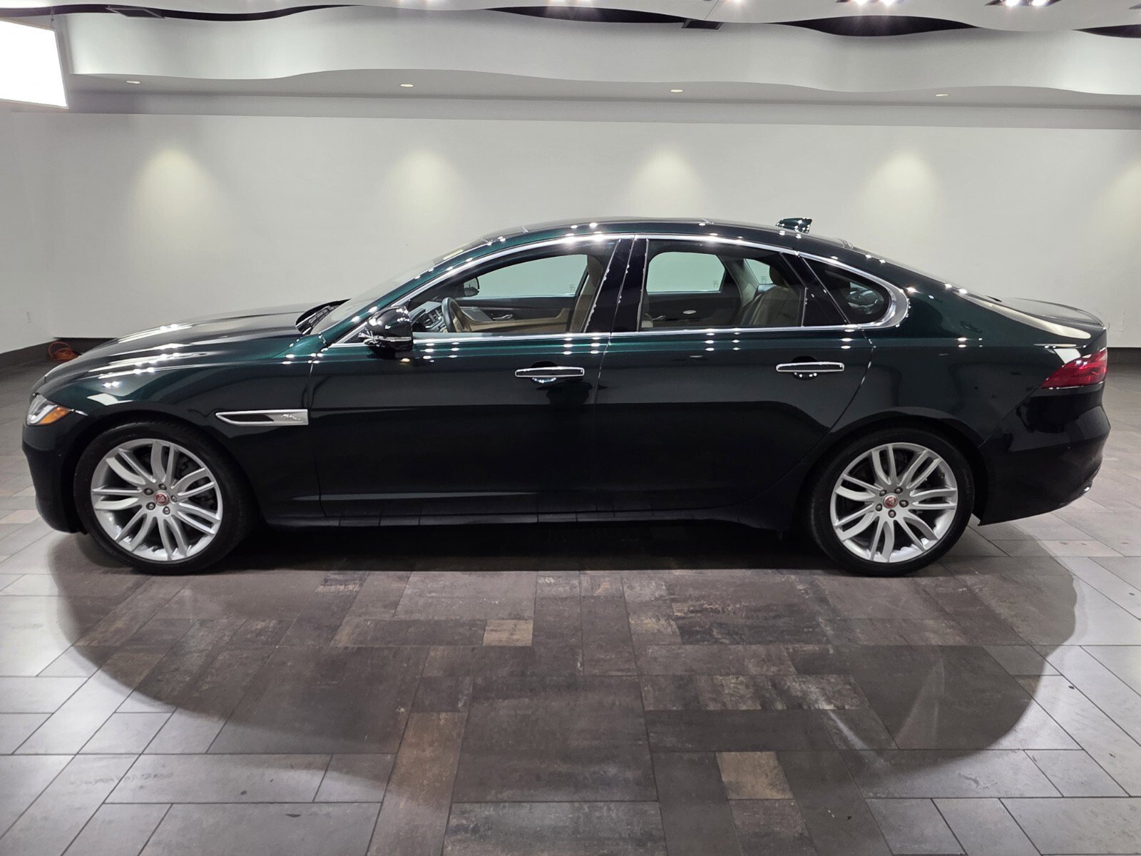 2021 Jaguar XF SE P250 photo 3