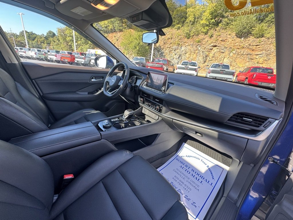 2023 Nissan Rogue SV photo 2