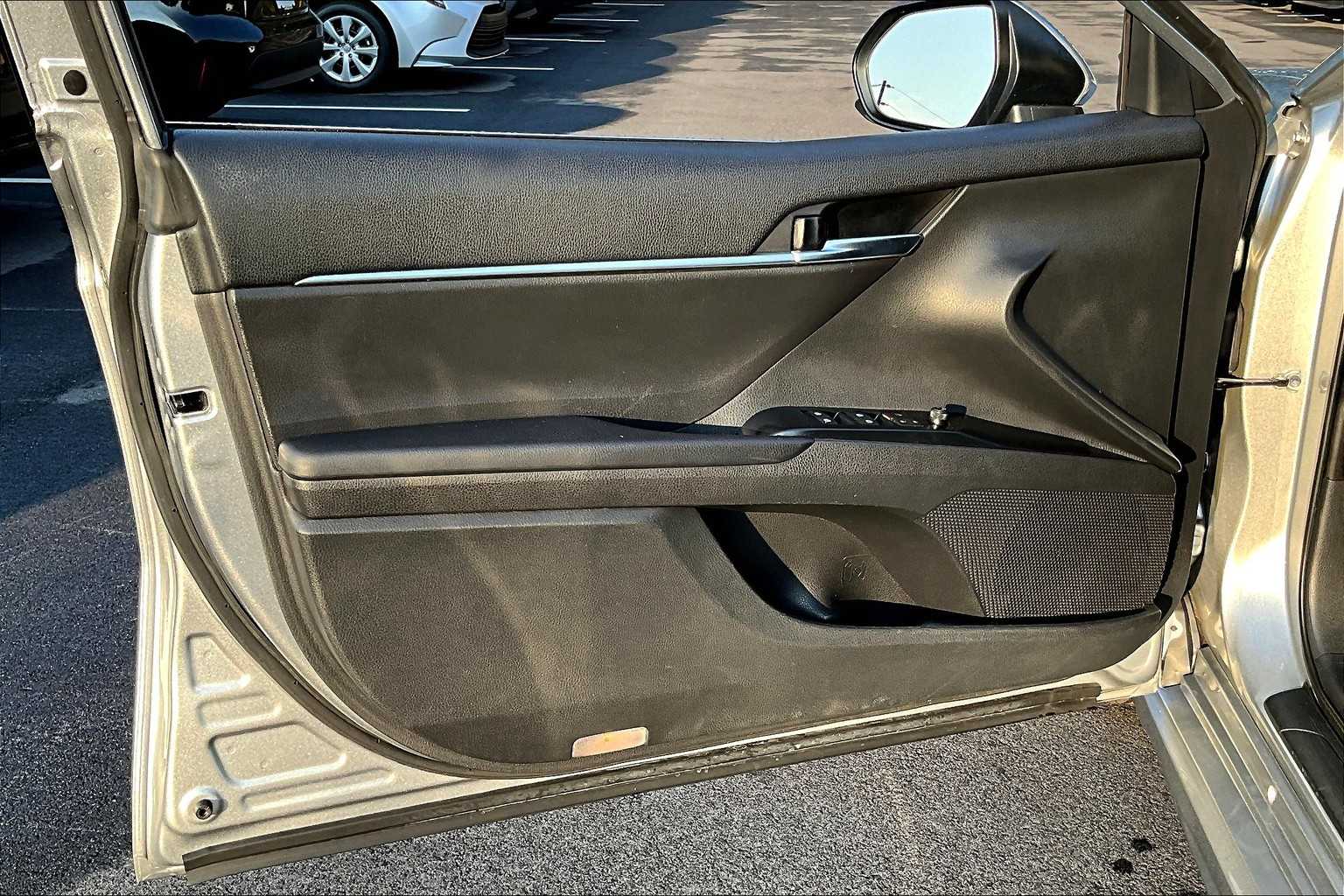 2019 Toyota Camry SE photo 19