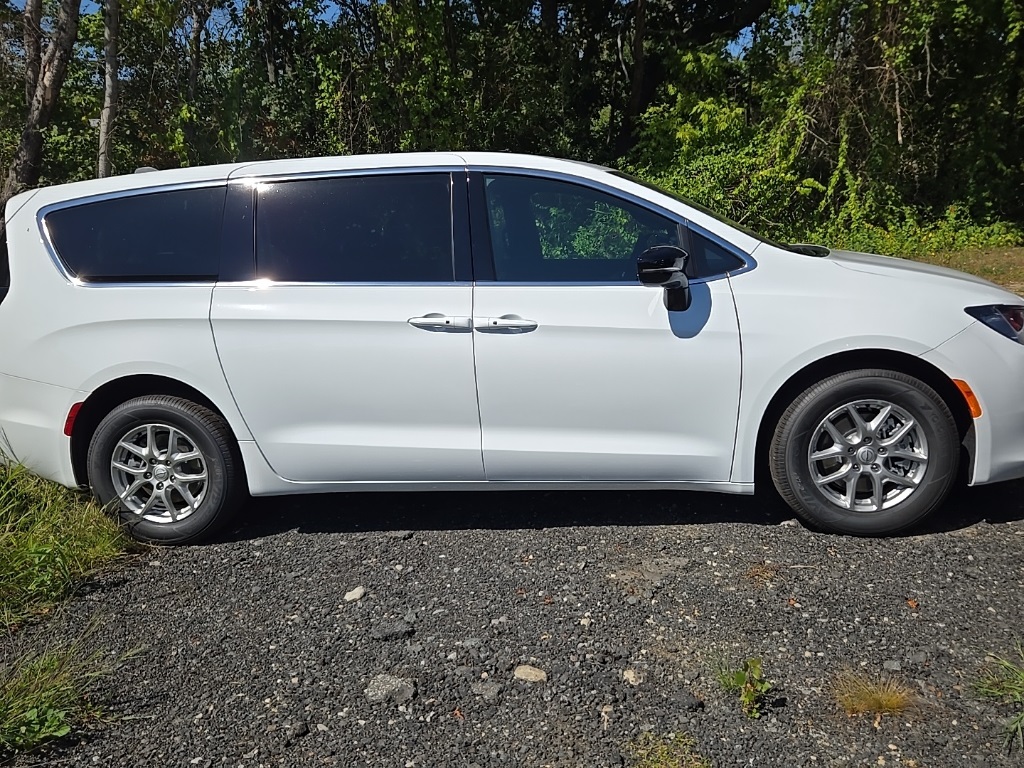 2026 Chrysler Voyager LX photo 3