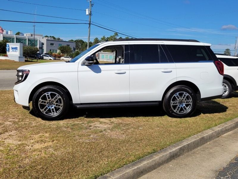 2025 Ford Expedition photo 4