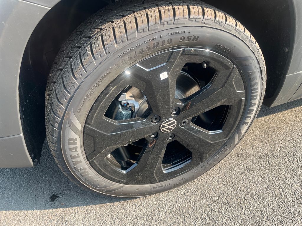 2025 Volkswagen Taos SEL photo 2