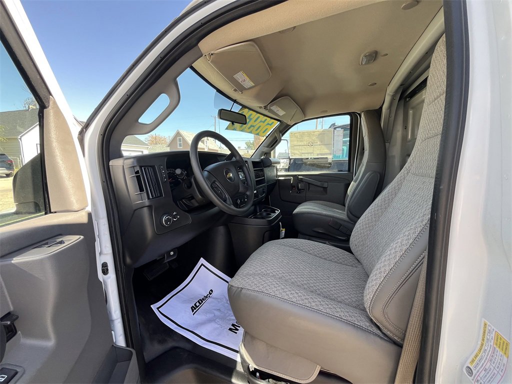 2025 Chevrolet Express Cutaway 3500 photo 4