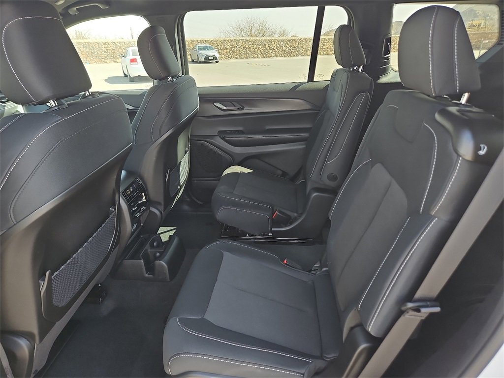 2025 Jeep Grand Cherokee Laredo photo 9