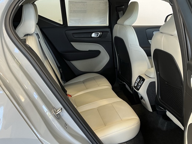 2025 Volvo XC40 Plus photo 33
