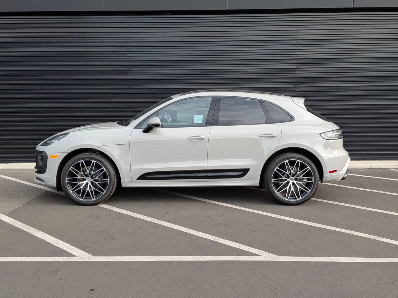 2026 Porsche Macan T photo 2