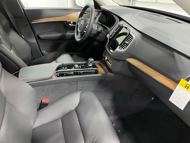2025 Volvo XC90 Plus photo 9