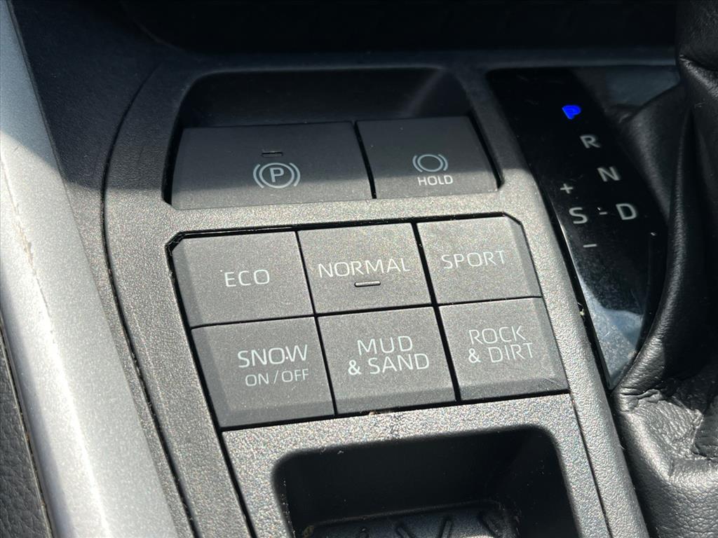 2021 Toyota RAV4 LE photo 17