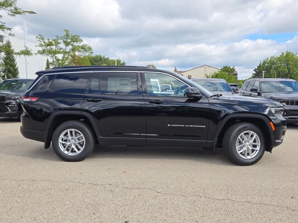2025 Jeep Grand Cherokee Laredo photo 5