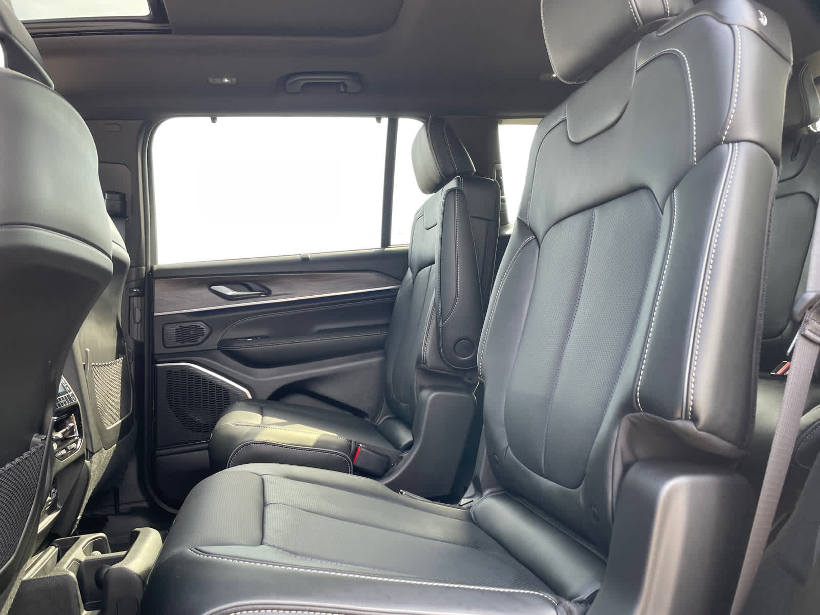 2025 Jeep Grand Cherokee Overland photo 12