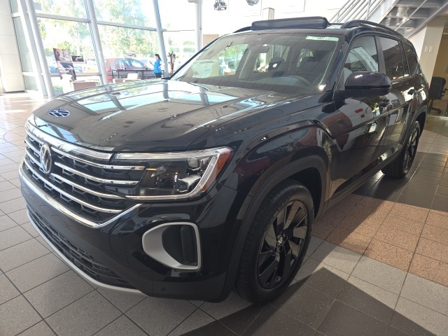 2025 Volkswagen Atlas SE Technology photo 2