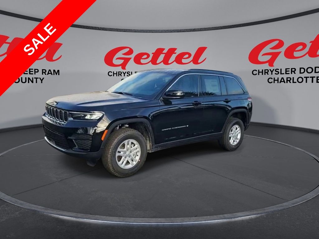2025 Jeep Grand Cherokee Laredo Altitude photo 3