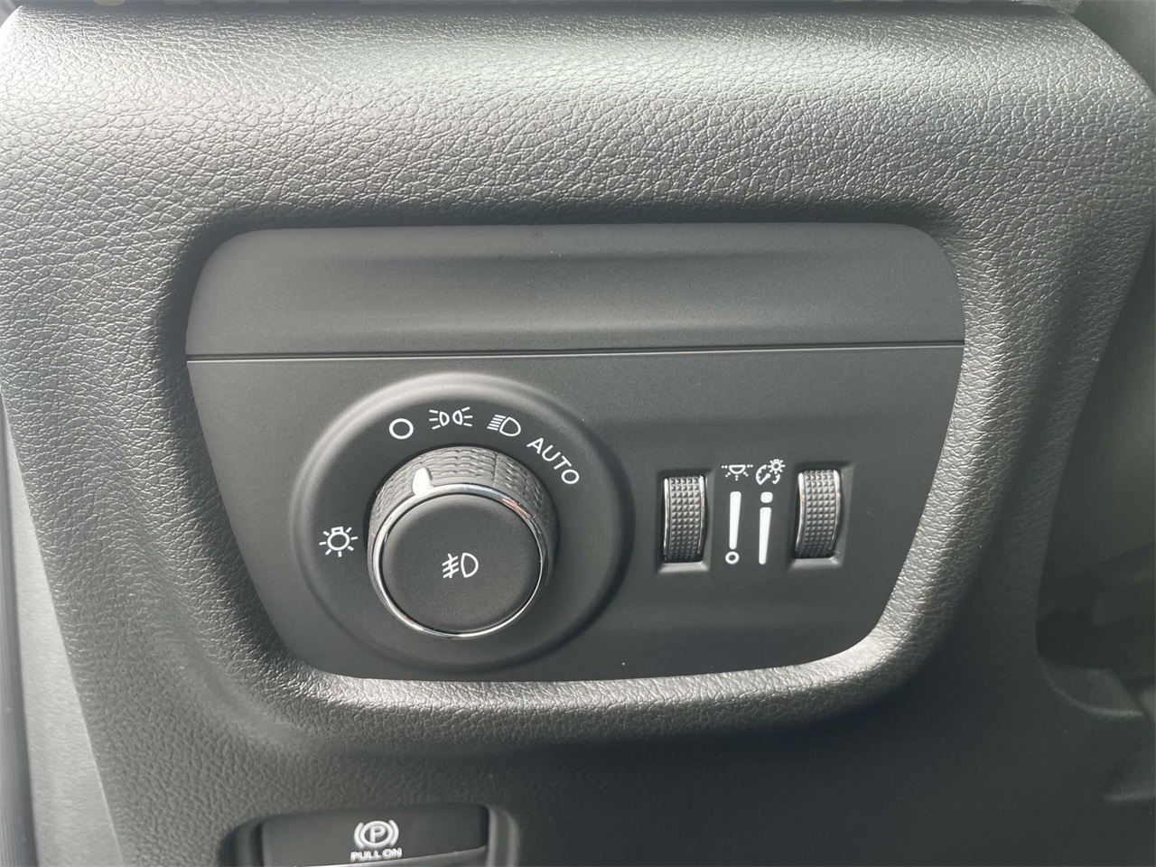 2025 Jeep Grand Cherokee Limited photo 3