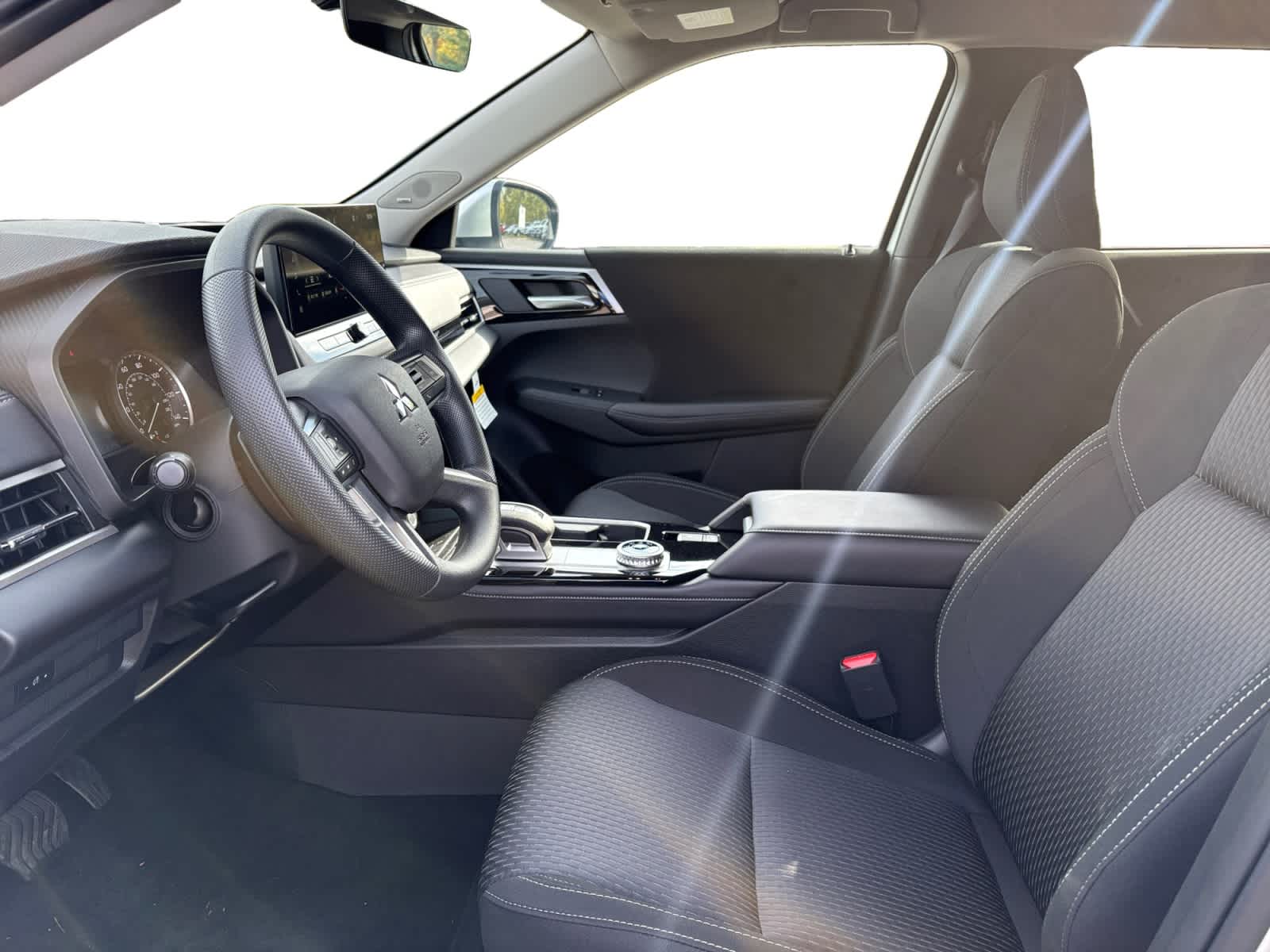 2025 Mitsubishi Outlander ES photo 2