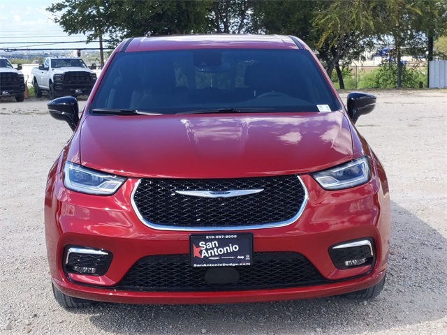 2026 Chrysler Pacifica photo 2